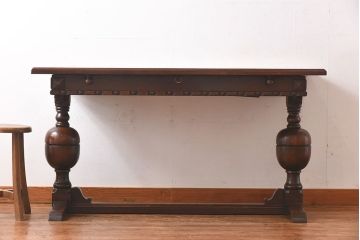 アンティーク家具　イギリスアンティーク　オーク材　奥行を伸ばせる珍しいエクステンションダイニングテーブル(ドローリーフテーブル)です。