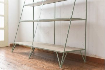 ラフジュオリジナル　シャビーなペイントが魅力の台形アイアンラック(飾り棚、陳列棚)