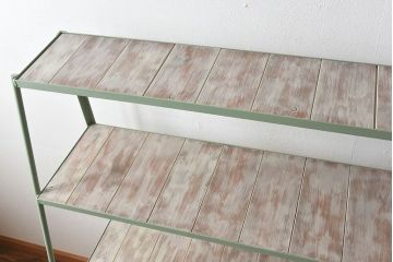 ラフジュオリジナル　シャビーなペイントが魅力の台形アイアンラック(飾り棚、陳列棚)