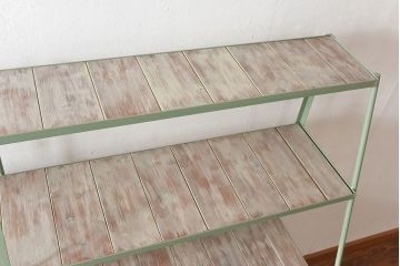 ラフジュオリジナル　シャビーなペイントが魅力の台形アイアンラック(飾り棚、陳列棚)