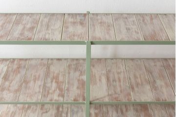 ラフジュオリジナル　シャビーなペイントが魅力の台形アイアンラック(飾り棚、陳列棚)