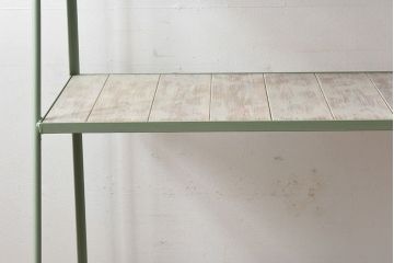 ラフジュオリジナル　シャビーなペイントが魅力の台形アイアンラック(飾り棚、陳列棚)