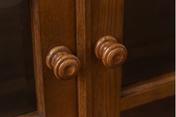 中古　北海道民芸　明るい色味がめずらしい!ナラ材のサイドボード(収納棚、キャビネット)(定価38万円)