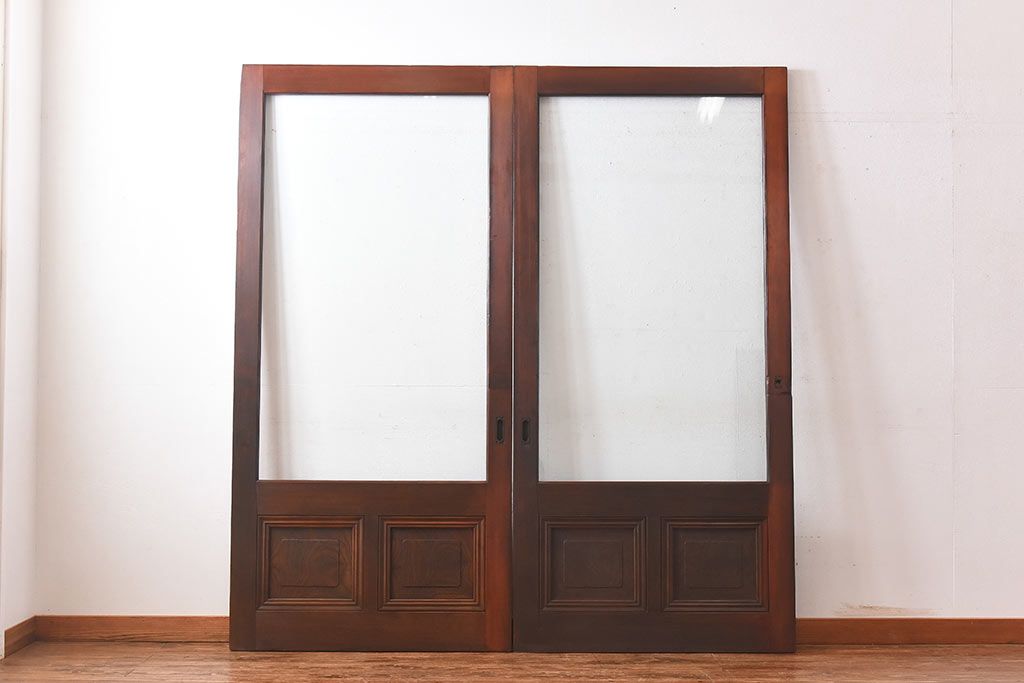和製アンティーク　腰板ケヤキ材　味わい深い風合いの大きなガラス戸(引き戸、建具)2枚セット