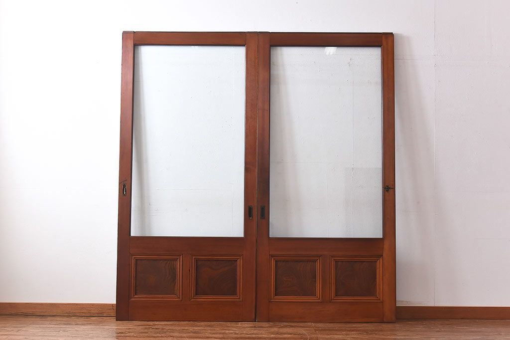 和製アンティーク　腰板ケヤキ材　味わい深い風合いの大きなガラス戸(引き戸、建具)2枚セット