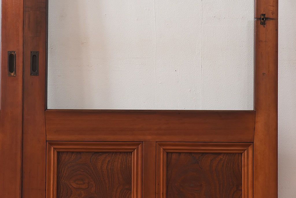 和製アンティーク　腰板ケヤキ材　味わい深い風合いの大きなガラス戸(引き戸、建具)2枚セット