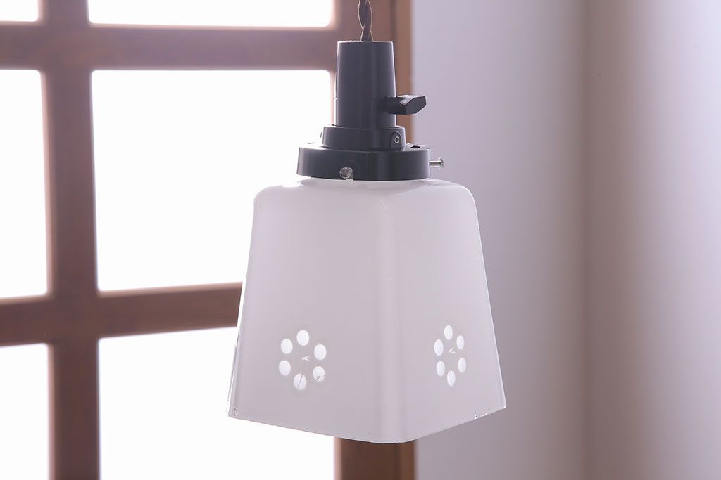 昭和レトロ　落ち着いた雰囲気を漂わせる白いシェード(電笠、天井照明、ペンダントライト)