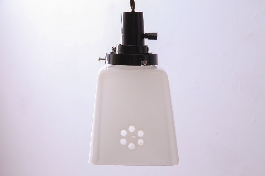 昭和レトロ　落ち着いた雰囲気を漂わせる白いシェード(電笠、天井照明、ペンダントライト)