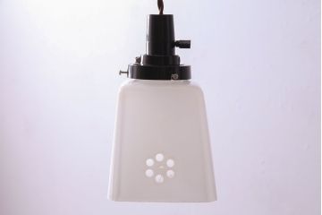 昭和レトロ　落ち着いた雰囲気を漂わせる白いシェード(電笠、天井照明、ペンダントライト)