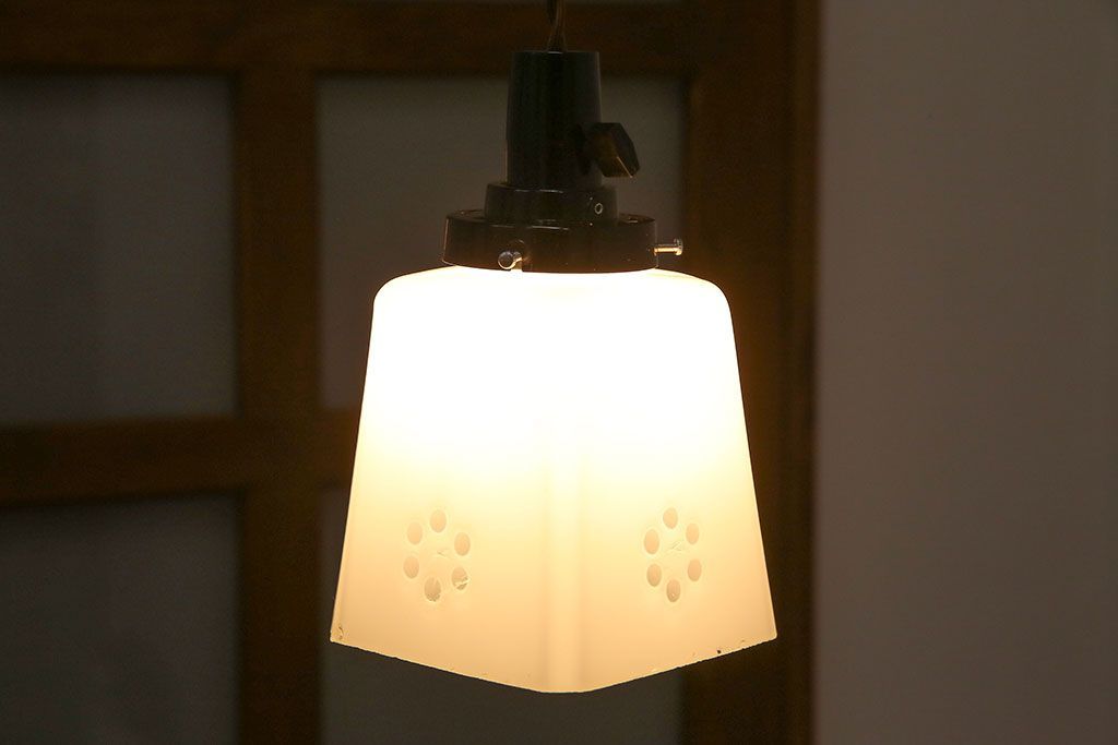 昭和レトロ　落ち着いた雰囲気を漂わせる白いシェード(電笠、天井照明、ペンダントライト)