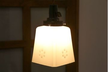 昭和レトロ　落ち着いた雰囲気を漂わせる白いシェード(電笠、天井照明、ペンダントライト)