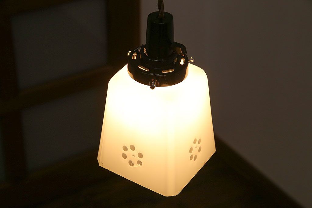 昭和レトロ　落ち着いた雰囲気を漂わせる白いシェード(電笠、天井照明、ペンダントライト)