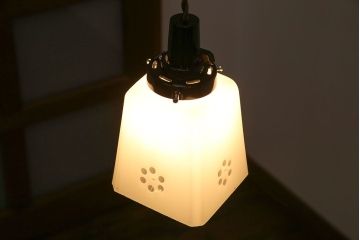 昭和レトロ　落ち着いた雰囲気を漂わせる白いシェード(電笠、天井照明、ペンダントライト)