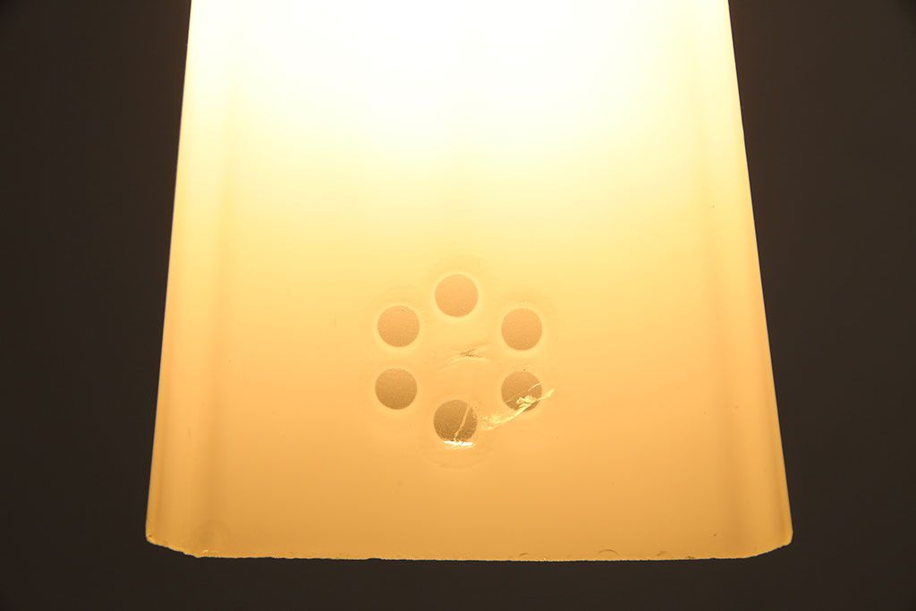 昭和レトロ　落ち着いた雰囲気を漂わせる白いシェード(電笠、天井照明、ペンダントライト)