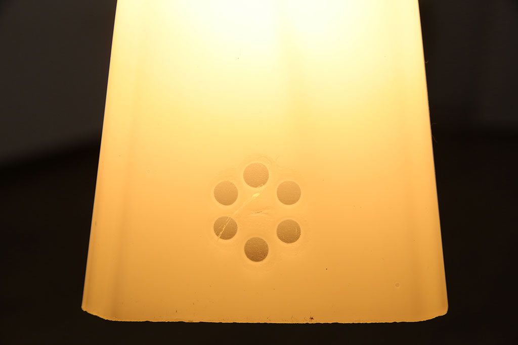 昭和レトロ　落ち着いた雰囲気を漂わせる白いシェード(電笠、天井照明、ペンダントライト)