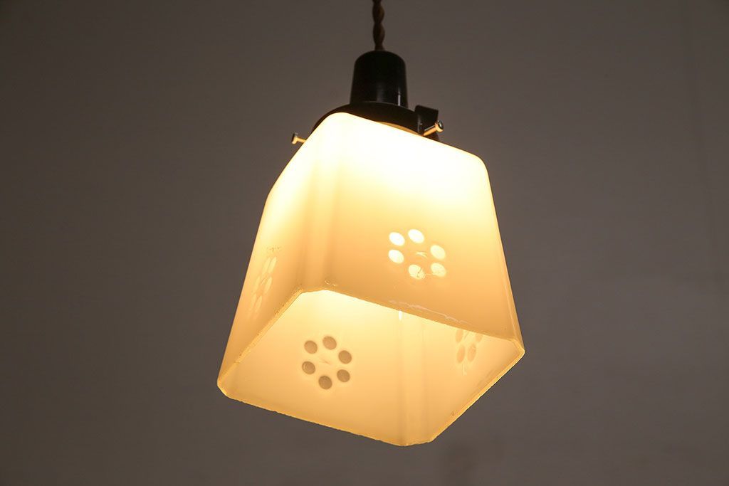 昭和レトロ　落ち着いた雰囲気を漂わせる白いシェード(電笠、天井照明、ペンダントライト)