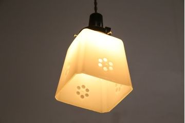 昭和レトロ　落ち着いた雰囲気を漂わせる白いシェード(電笠、天井照明、ペンダントライト)