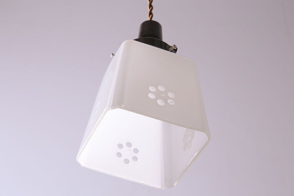 昭和レトロ　落ち着いた雰囲気を漂わせる白いシェード(電笠、天井照明、ペンダントライト)