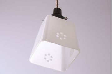 昭和レトロ　落ち着いた雰囲気を漂わせる白いシェード(電笠、天井照明、ペンダントライト)