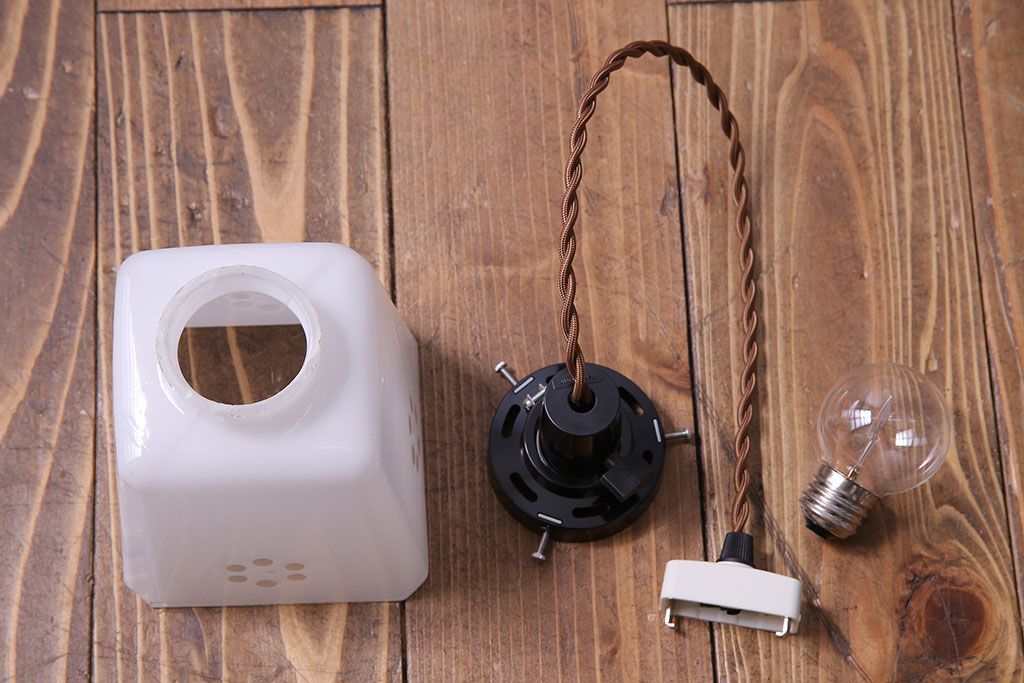 昭和レトロ　落ち着いた雰囲気を漂わせる白いシェード(電笠、天井照明、ペンダントライト)