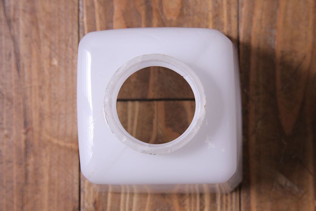 昭和レトロ　落ち着いた雰囲気を漂わせる白いシェード(電笠、天井照明、ペンダントライト)