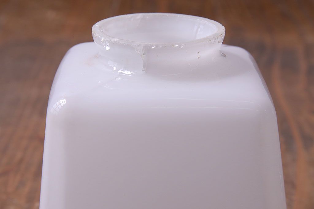 昭和レトロ　落ち着いた雰囲気を漂わせる白いシェード(電笠、天井照明、ペンダントライト)