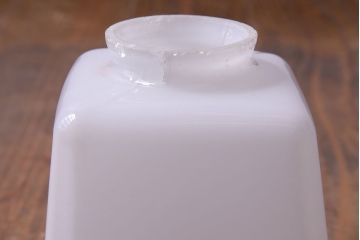 昭和レトロ　落ち着いた雰囲気を漂わせる白いシェード(電笠、天井照明、ペンダントライト)