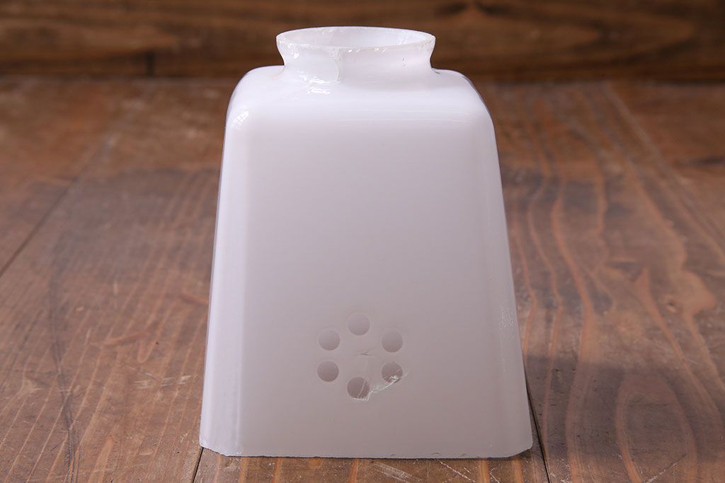 昭和レトロ　落ち着いた雰囲気を漂わせる白いシェード(電笠、天井照明、ペンダントライト)