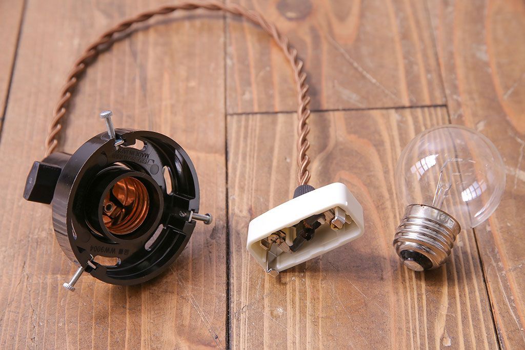 昭和レトロ　落ち着いた雰囲気を漂わせる白いシェード(電笠、天井照明、ペンダントライト)