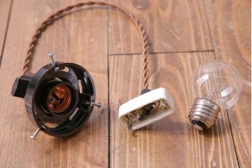 昭和レトロ　落ち着いた雰囲気を漂わせる白いシェード(電笠、天井照明、ペンダントライト)