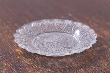 アンティーク雑貨　大正期　ハート文　古い質感が味わい深いプレスガラスの小皿(ガラスプレート)(1)
