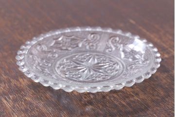アンティーク雑貨　大正期　星・ダイヤ　唐草文　古い質感が味わい深いプレスガラスの小皿(ガラスプレート)