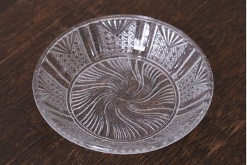 アンティーク雑貨　大正期　捻じ菊　四ツ目市松八つ割文　上品なデザインの小さなプレスガラス皿(深皿)