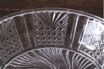 アンティーク雑貨　大正期　捻じ菊　四ツ目市松八つ割文　上品なデザインの小さなプレスガラス皿(深皿)