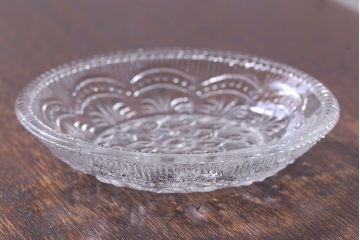 アンティーク雑貨　大正期　十一曜・8字つなぎ　アヤメ文　上品なデザインの小さなプレスガラス皿(深皿、レース皿)