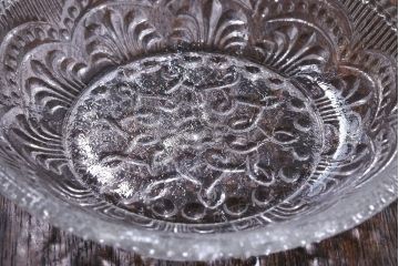 アンティーク雑貨　大正期　十一曜・8字つなぎ　アヤメ文　上品なデザインの小さなプレスガラス皿(深皿、レース皿)