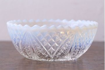 アンティーク雑貨　昭和期　優しい乳白色が魅力のプレスガラス小鉢(ガラスボウル)
