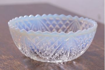 アンティーク雑貨　昭和期　優しい乳白色が魅力のプレスガラス小鉢(ガラスボウル)