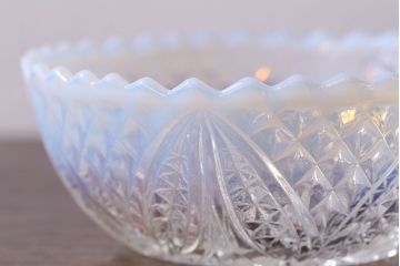 アンティーク雑貨　昭和期　優しい乳白色が魅力のプレスガラス小鉢(ガラスボウル)