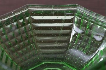 アンティーク雑貨　昭和初期!　味わい深い緑色のプレスガラスのキャンディーポット(蓋付き器、小物入れ)