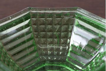 アンティーク雑貨　昭和初期!　味わい深い緑色のプレスガラスのキャンディーポット(蓋付き器、小物入れ)