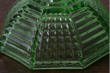 アンティーク雑貨　昭和初期!　味わい深い緑色のプレスガラスのキャンディーポット(蓋付き器、小物入れ)