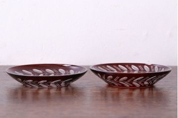 アンティーク雑貨　赤被せ　上品なデザインの切子ガラス小皿(和食器)2個セット