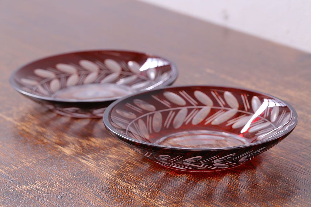 アンティーク雑貨　赤被せ　上品なデザインの切子ガラス小皿(和食器)2個セット