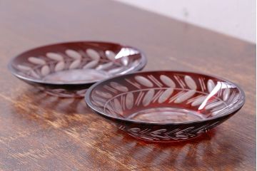 アンティーク雑貨　赤被せ　上品なデザインの切子ガラス小皿(和食器)2個セット