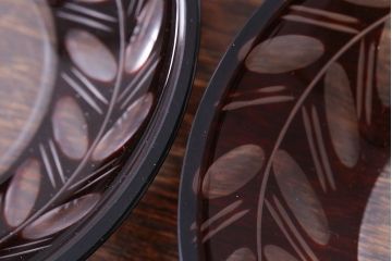 アンティーク雑貨　赤被せ　上品なデザインの切子ガラス小皿(和食器)2個セット