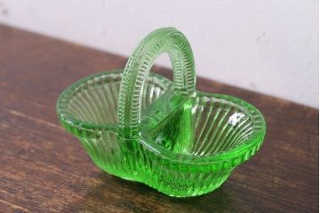 アンティーク雑貨　ウランガラス製の小さなバスケット(小物入れ)