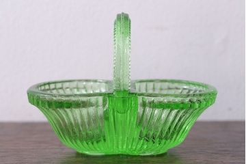 アンティーク雑貨　ウランガラス製の小さなバスケット(小物入れ)