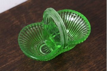 アンティーク雑貨　ウランガラス製の小さなバスケット(小物入れ)