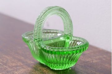 アンティーク雑貨　ウランガラス製の小さなバスケット(小物入れ)